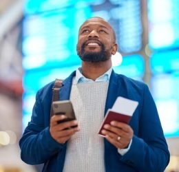 passaporte-do-aeroporto-e-homem-negro-com-telefone-para-agendamento-de-reserva-de-passagens-e-inform